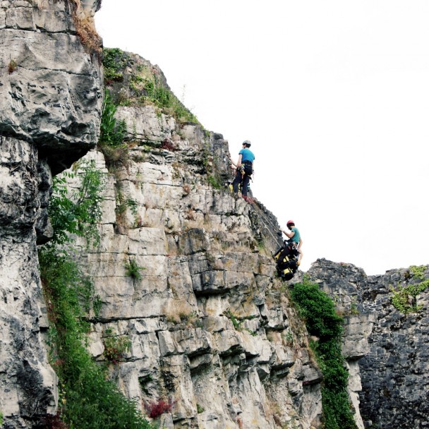Le club alpin préparant les voies d'escalade contre les paroies rocheuses du château de Moha