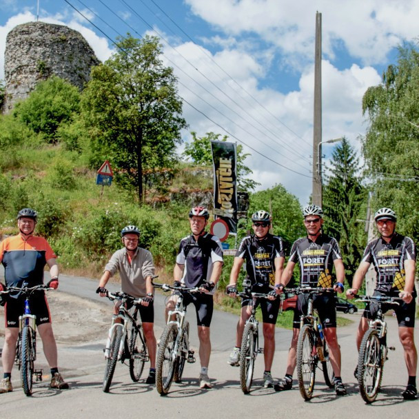 Une équipe de cyclistes s’apprêtant à partir sur le Ravel, au pied du château de Moha